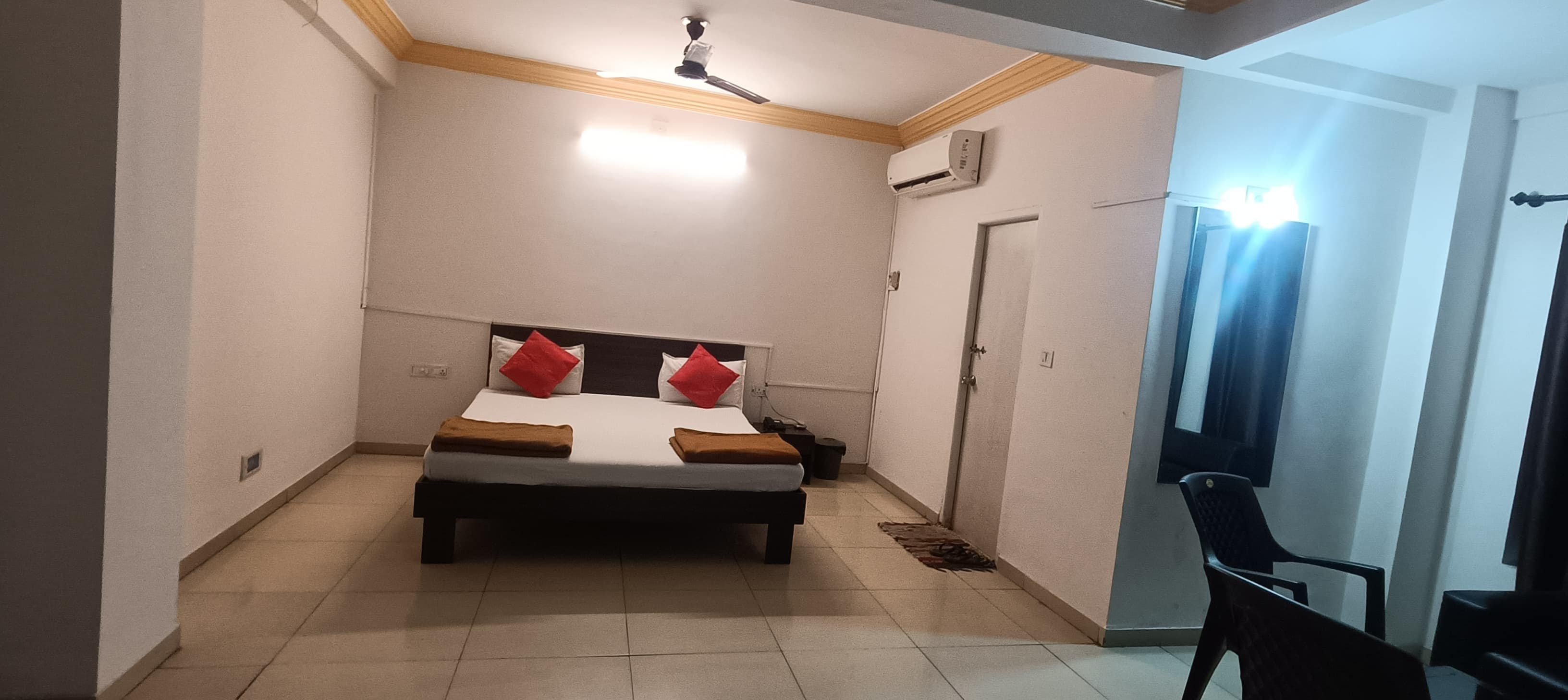 Hotel Vishwas - Tap to explore photos