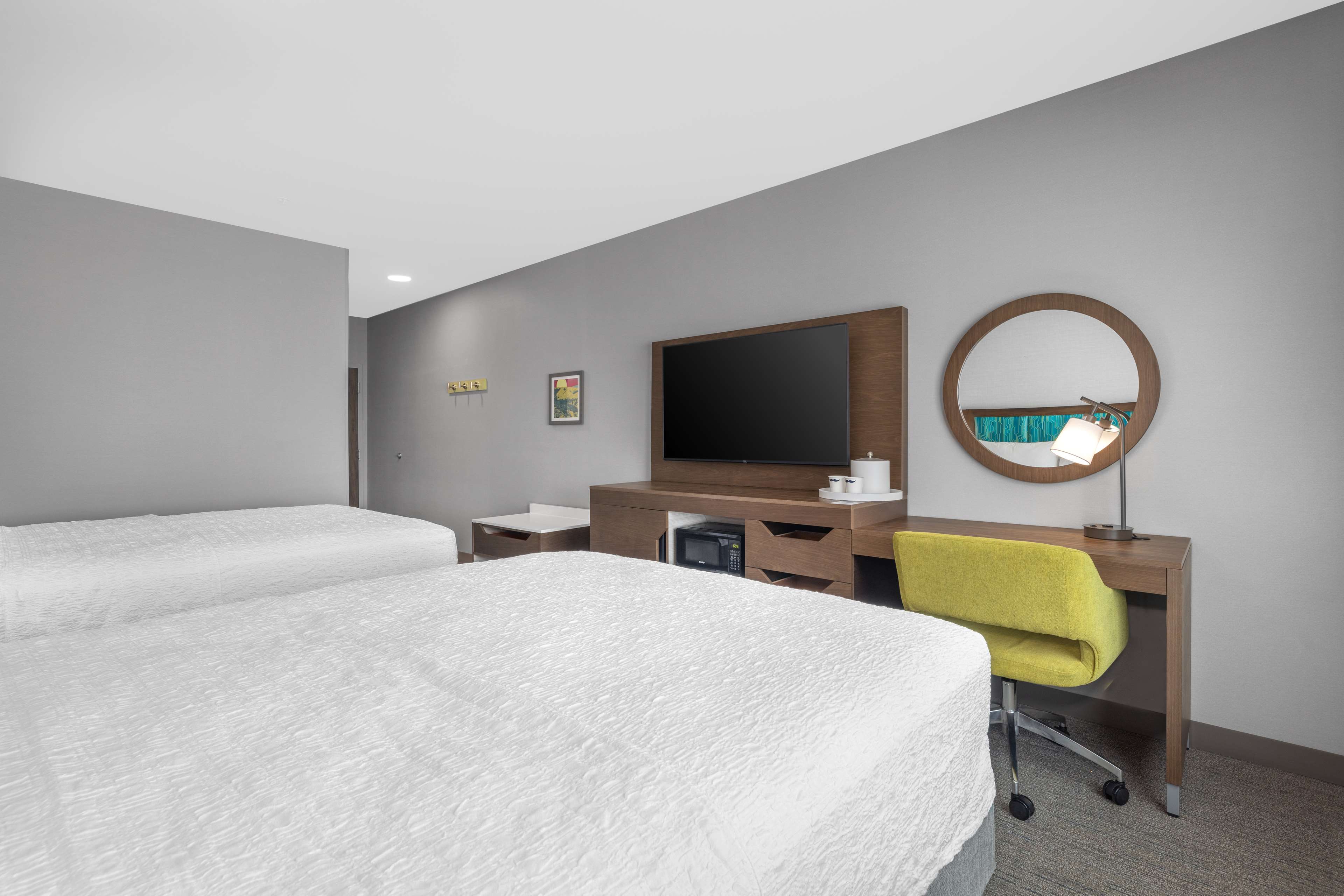 Hampton Inn & Suites by Hilton Bakersfield Central - Tap to explore photos