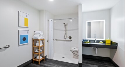 Hotel Indigo SEATTLE EVERETT WATERFRONT Room Type - 2 Queen Standard Mobil Access Roll Shwr Hotel Indigo SEATTLE EVERETT WATERFRONT Room Type - 2 Queen Standard Mobil Access Roll Shwr