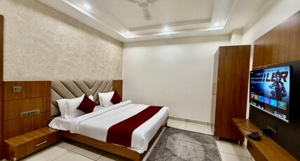 Hotel Razia Inn Room Type - Executive Room with Smart LED TV