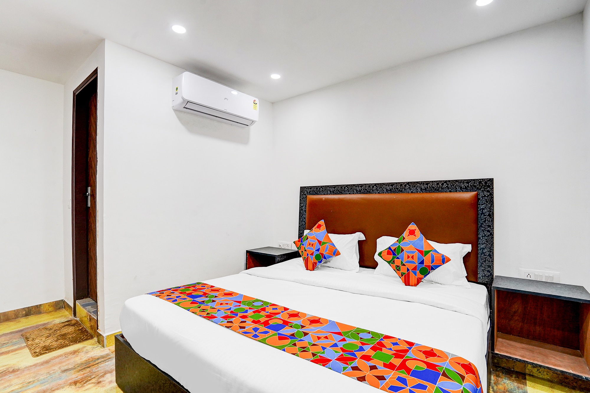 FabHotel Casa Royal - Greater Kailash - Tap to explore photos