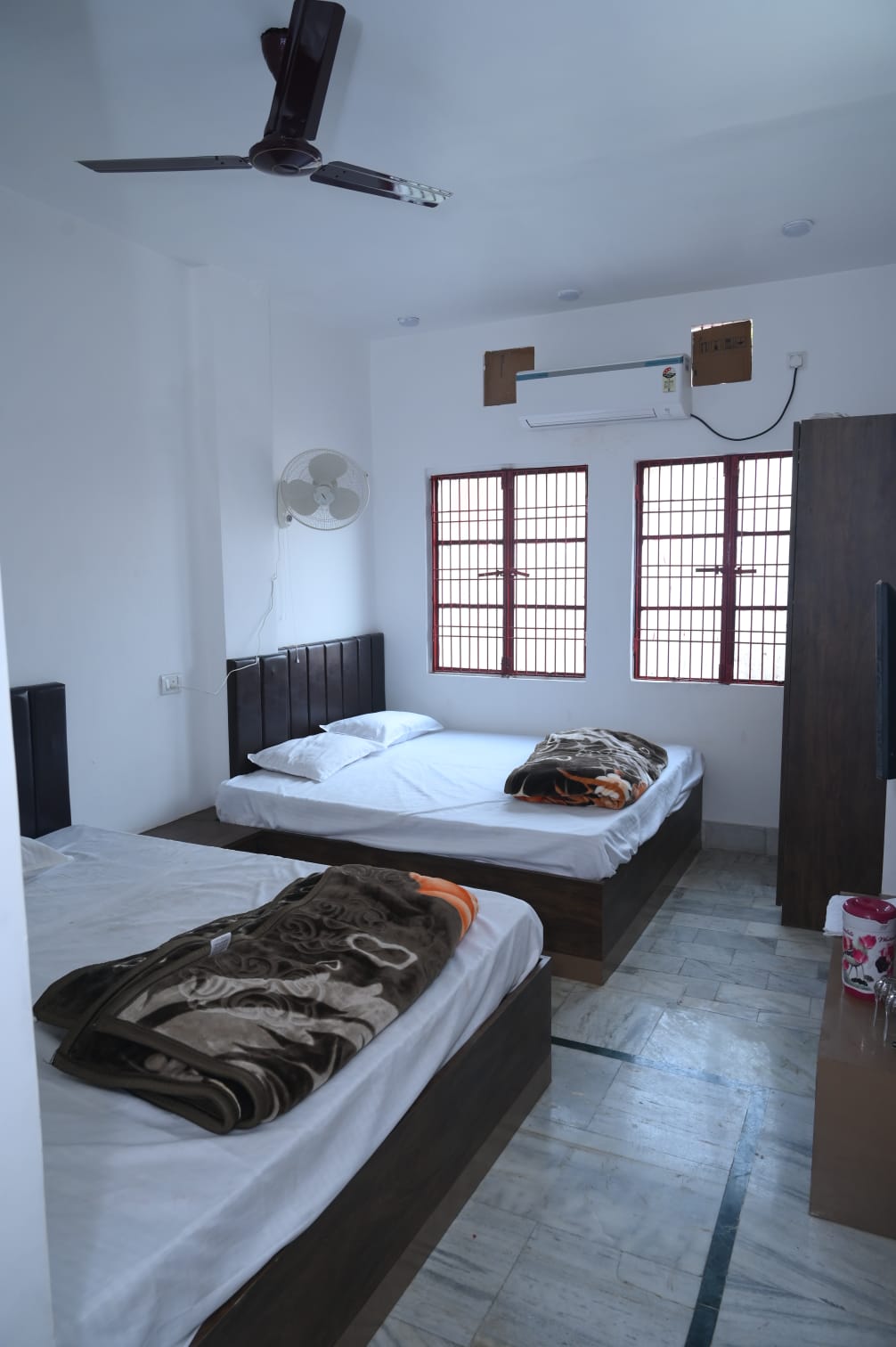 VIP Paying Guest House - Tap to explore photos