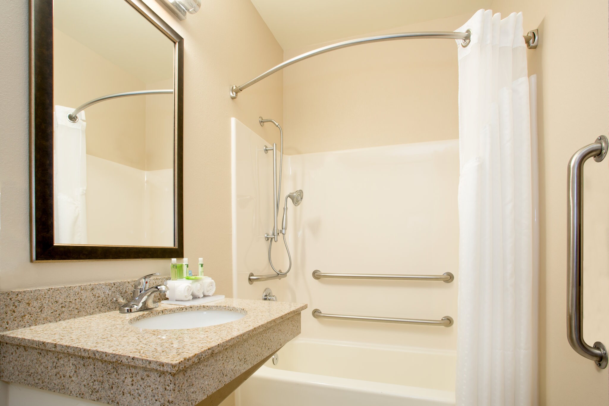 Holiday Inn Express & Suites - Muncie - Tap to explore photos