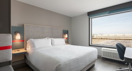 avid hotel OAK CREEK Room Type - 1 King Standard Mobility Accessible with Roll In Shower avid hotel OAK CREEK Room Type - 1 King Standard Mobility Accessible with Roll In Shower