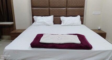 Hotel Chandra Vilas & Rasoi Restaurant Room Type - Deluxe Room
