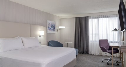 Crowne Plaza Indianapolis Airport Room Type - 1 King Standard Bath Shower Combination
