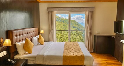 Hotel Yeasel Continental Room Type - King Room with Balcony and Mountain View