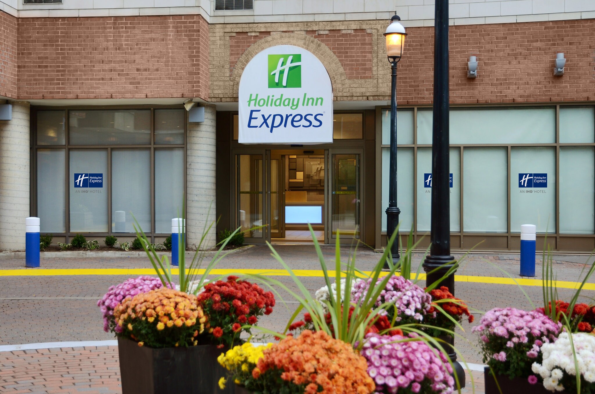 Holiday Inn Express Toronto - Downtown - Tap to explore photos