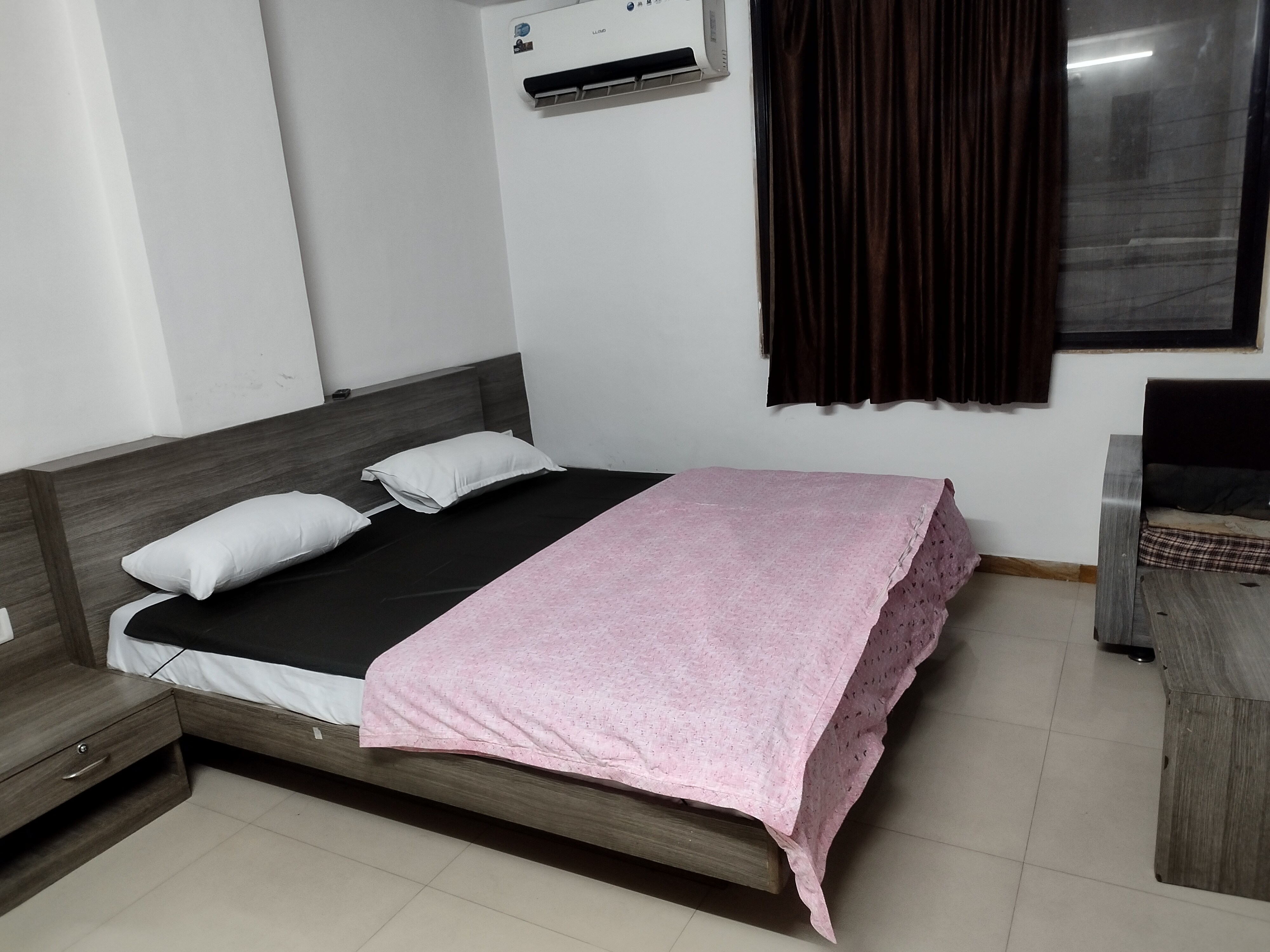 Hotel Sunder - Tap to explore photos