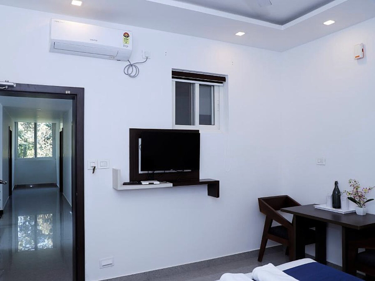 Casillda Munnar | Rooms & Caretaker - Tap to explore photos