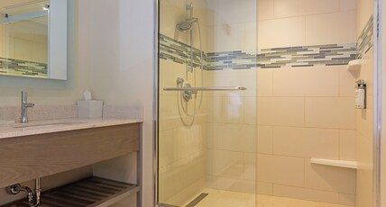 EVEN Hotel Norwalk, an IHG hotel Room Type - 1 Queen Bed Standard Communications Accessible