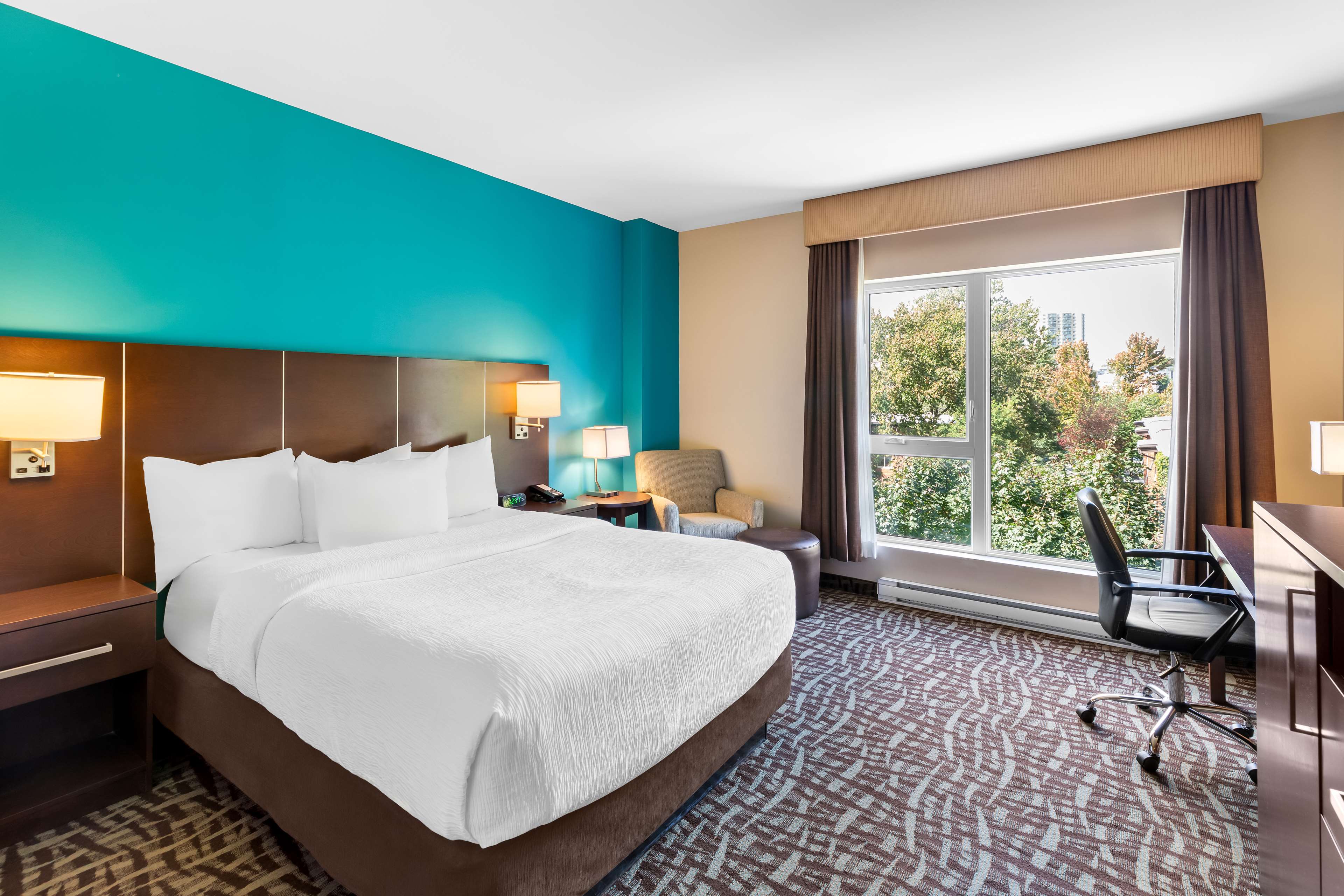 Best Western Plus Hotel Montreal - Tap to explore photos