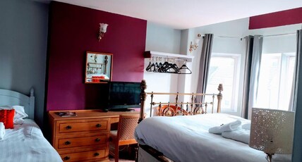 OYO No. 3 Room Type - Standard Quad Room