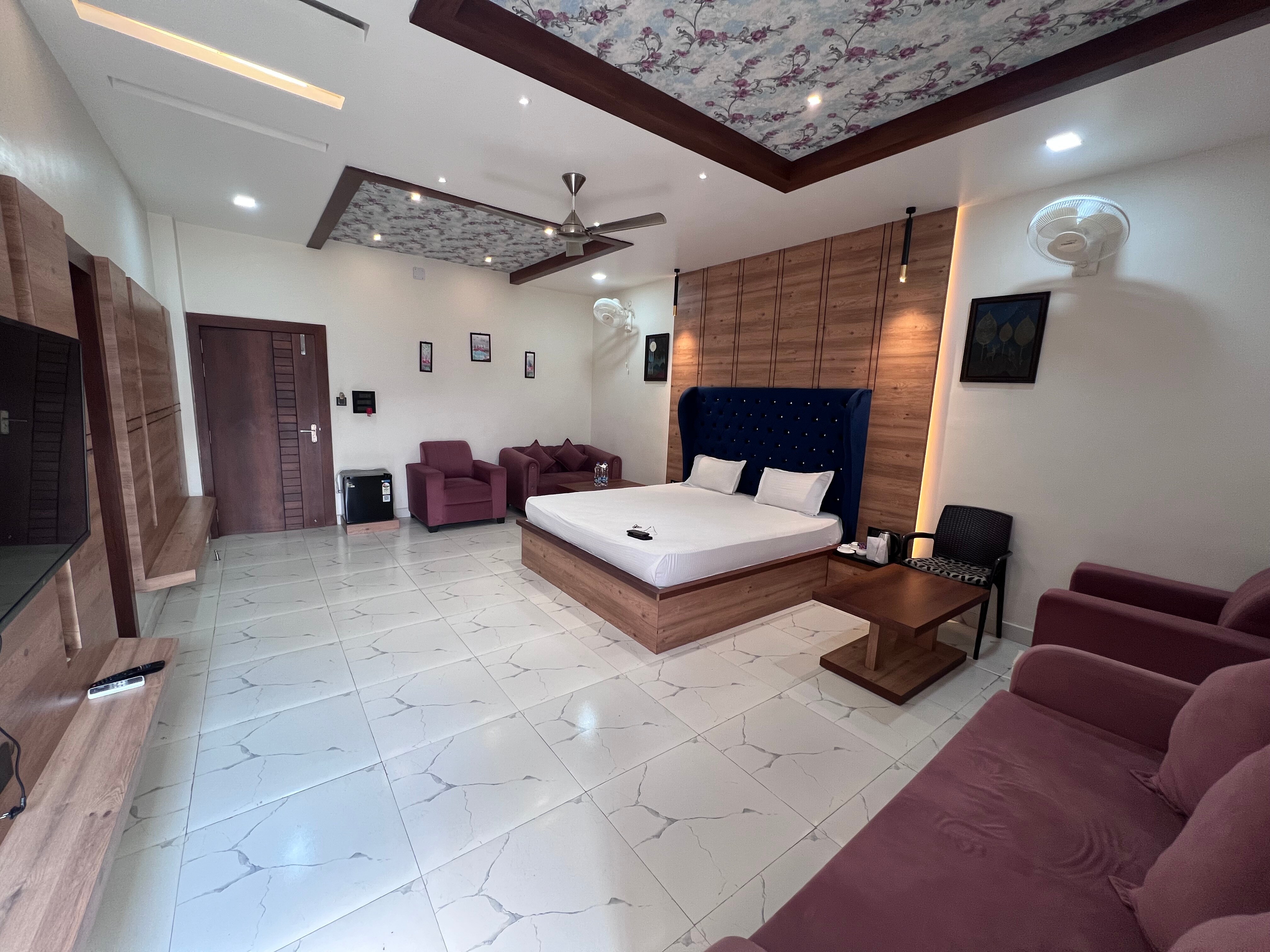 Saini Hotel - Tap to explore photos