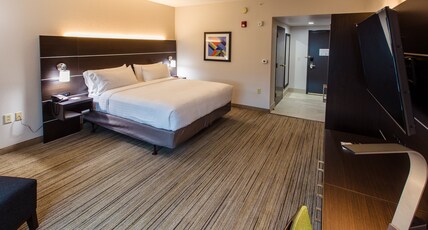 Holiday Inn Express Hotel & Suites Harriman, an IHG Hotel Room Type - 1 King Bed Standard Comm Access Tub