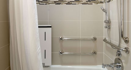 Redondo Beach Hotel, Tapestry Collection by Hilton Room Type - 1 KING ACC WITH BATHTUB