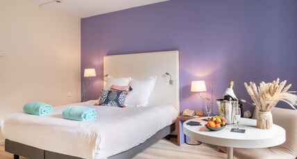 Mercure Antibes Sophia Antipolis Room Type - Standard Room with one double bed and one single bed Mercure Antibes Sophia Antipolis Room Type - Standard Room with one double bed and one single bed