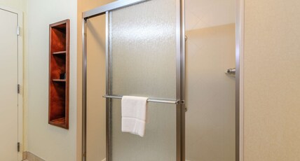 Hampton Inn & Suites Detroit/Chesterfield Township Room Type - 1 KING STD W WI-SHWR NS