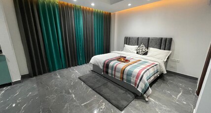 Stayo Suites Golf Course Road Room Type - King suite Garden View