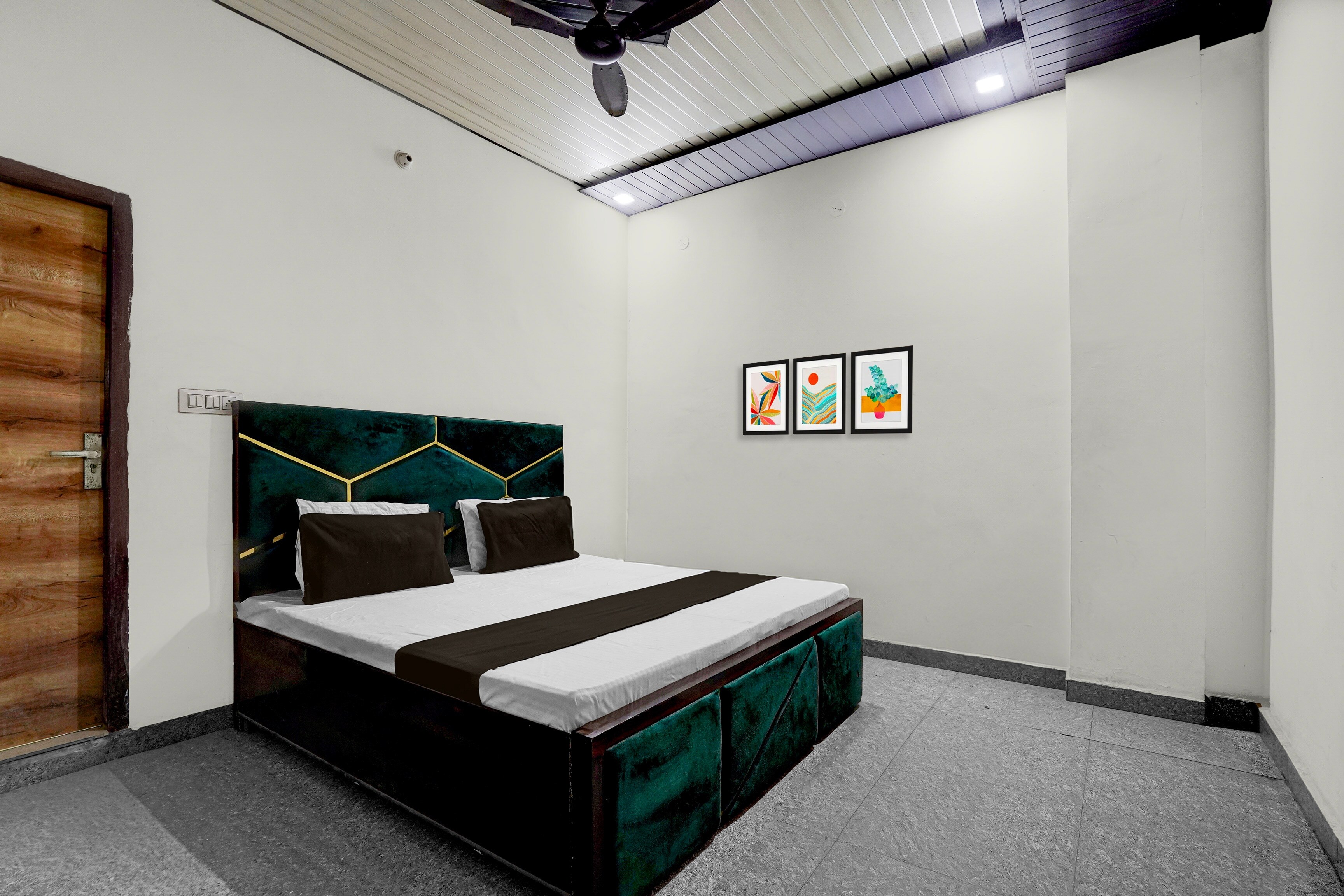 SPOT ON VS - Tap to explore photos