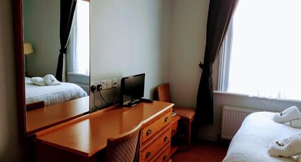 OYO No. 3 Room Type - Standard Twin Room
