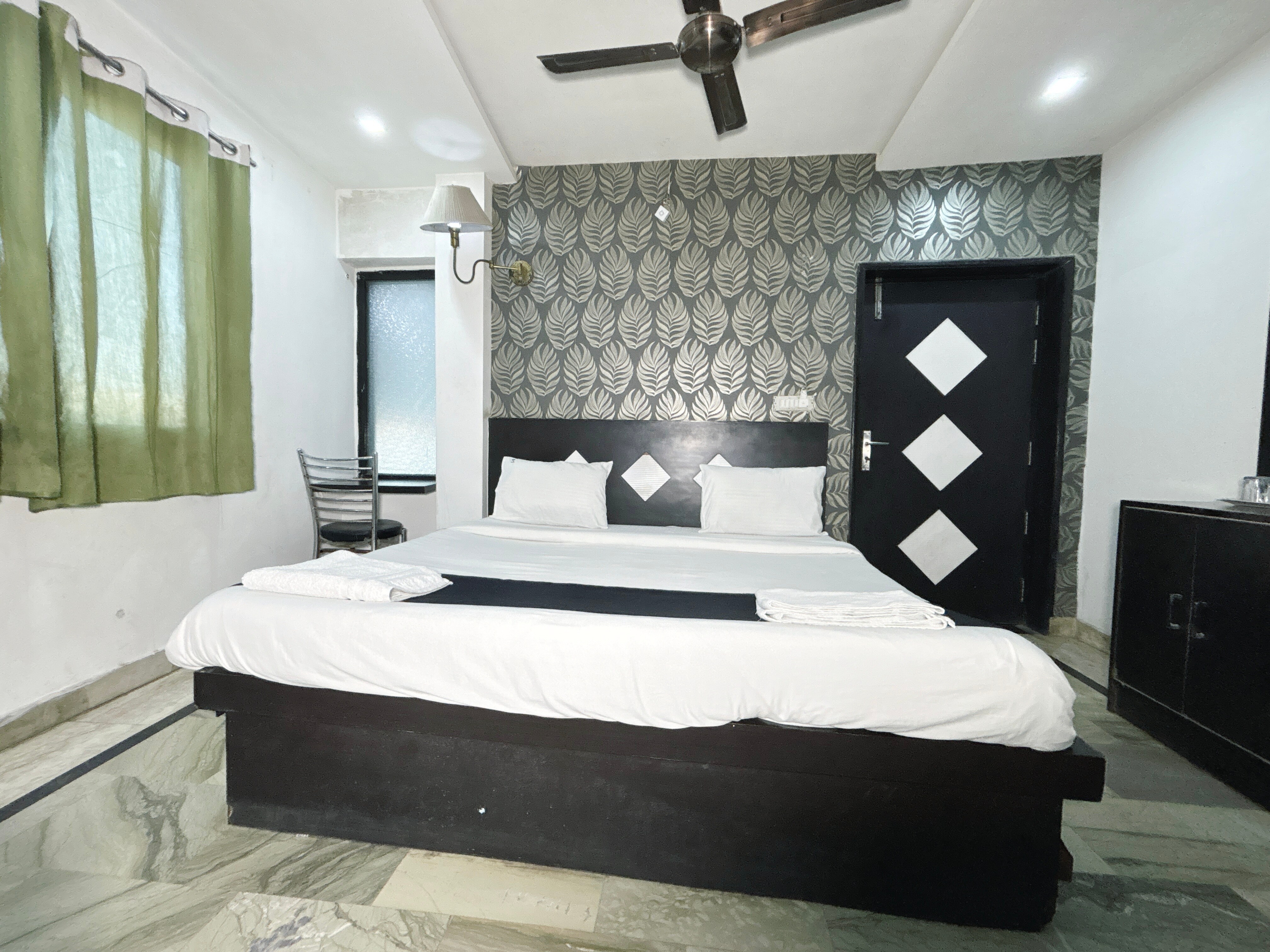 Hotel Laxman Resort - Tap to explore photos