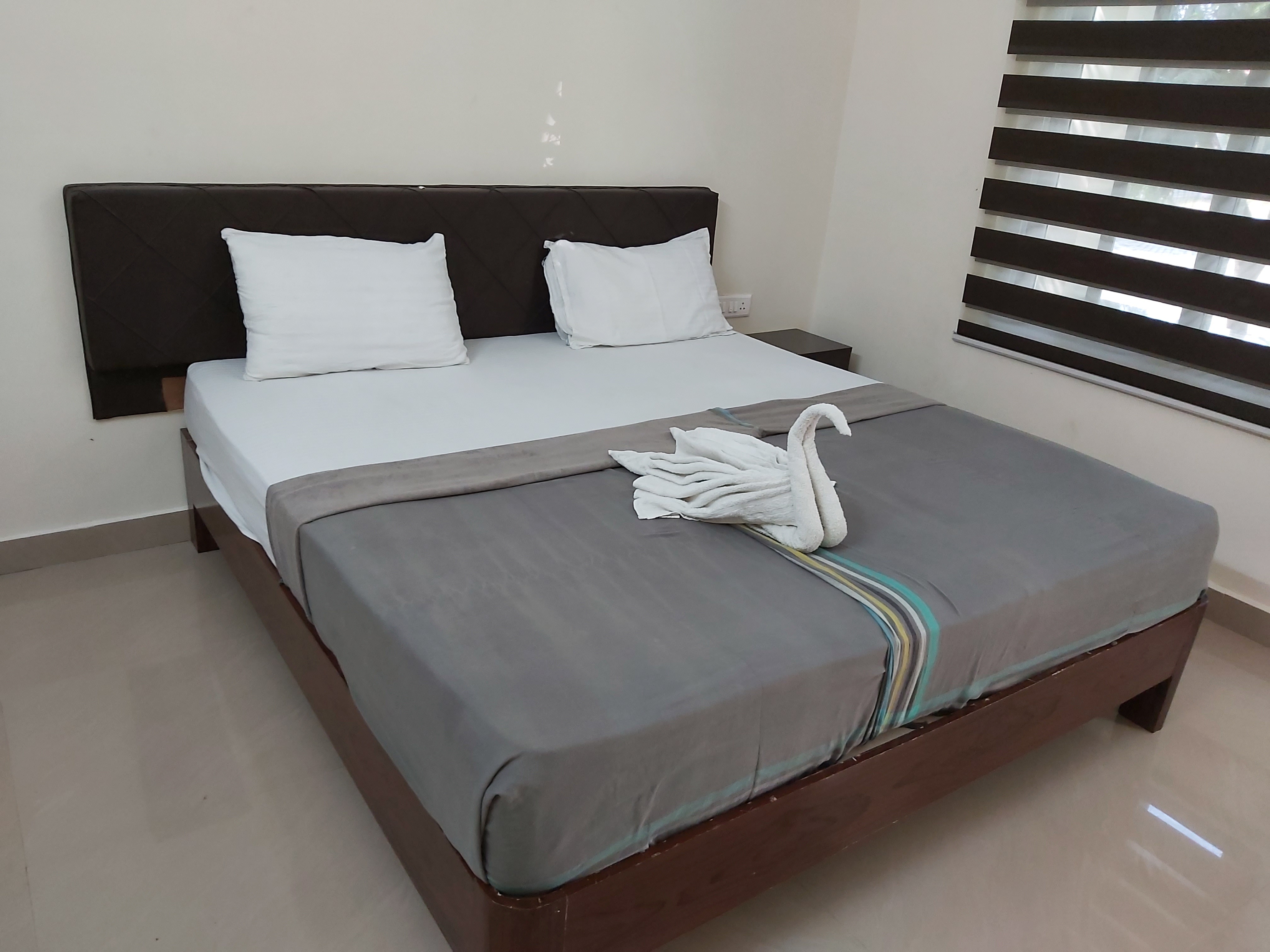 The Huts Cottage - Tap to explore photos