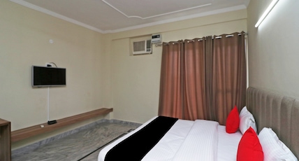 Capital O Esscon House Near Payal Cinema Room Type - Deluxe