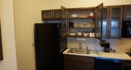 Candlewood Suites-West Springfield Room Type - 1 Queen Studio Suite Mobil Access Tub
