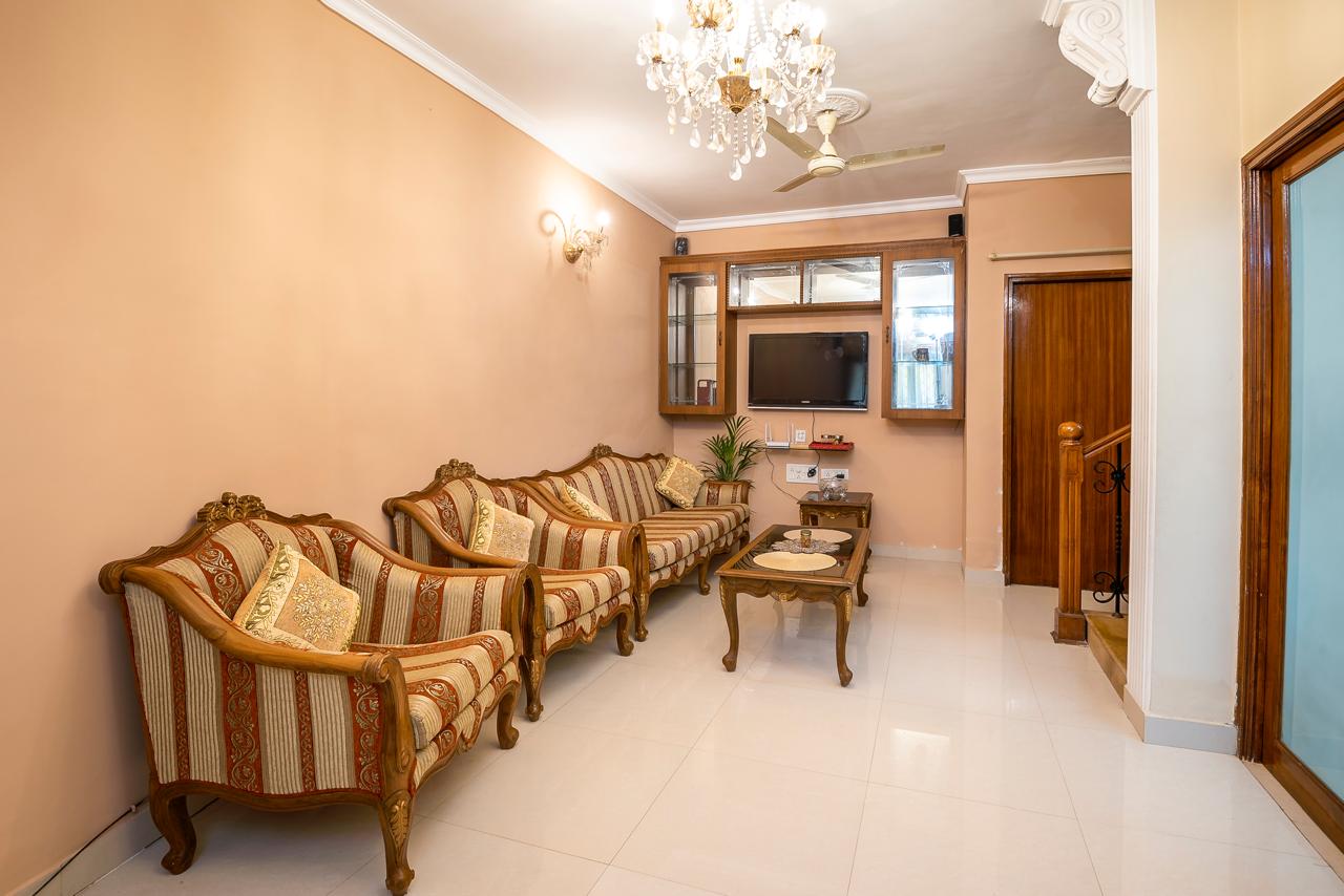 ROW HOUSE - Tap to explore photos