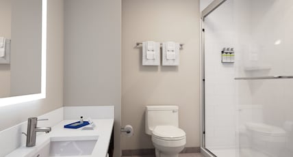 Holiday Inn Express REDDING NORTH Room Type - 1 King Suite Jetted Tub