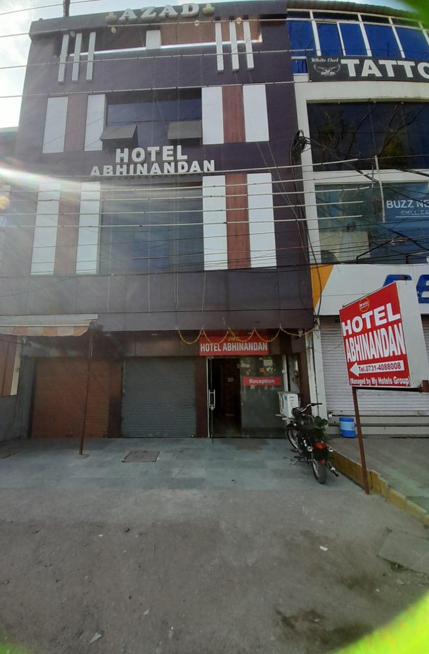 Hotel Abhinanadan - Tap to explore photos