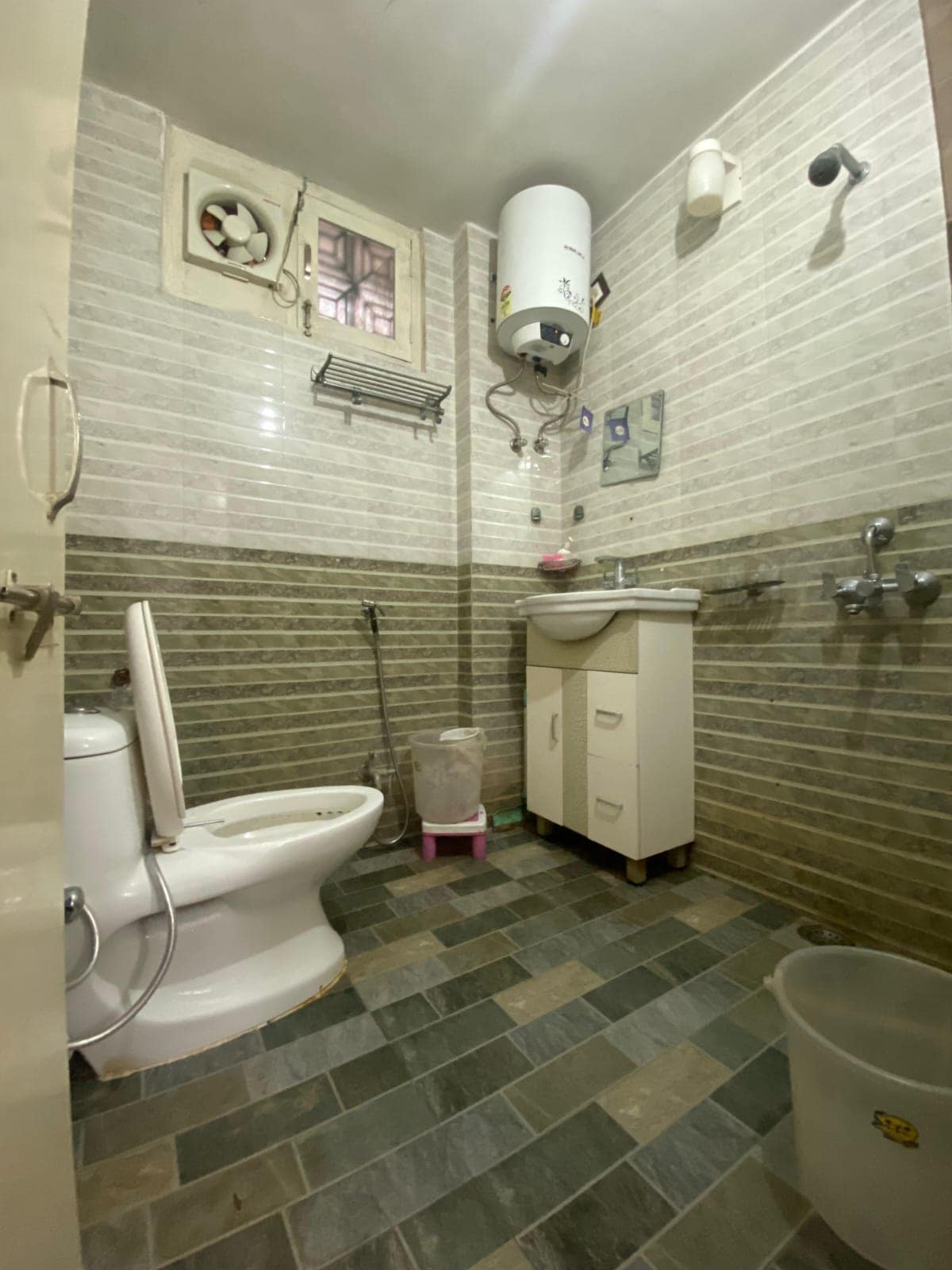 Krishna apartment homestay-Entire 3BHK FLAT-FULLAC - Tap to explore photos