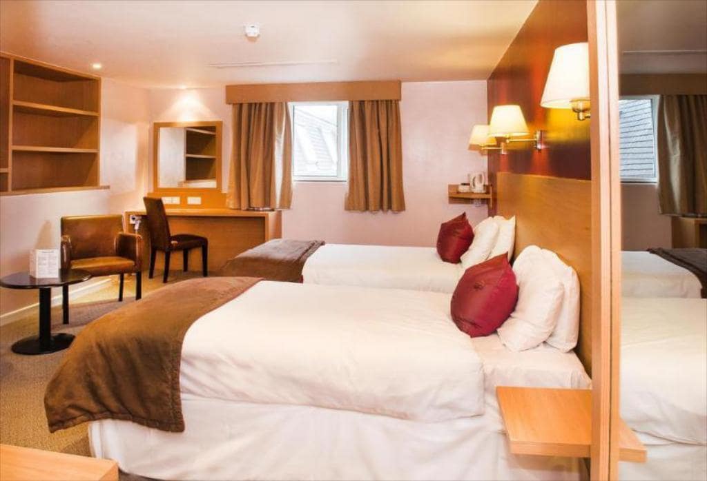 OYO Luton Hotel - Tap to explore photos