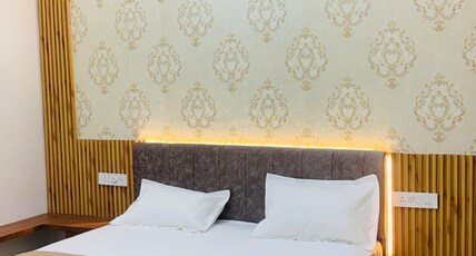 Hotel the crown Room Type - Bedroom 8