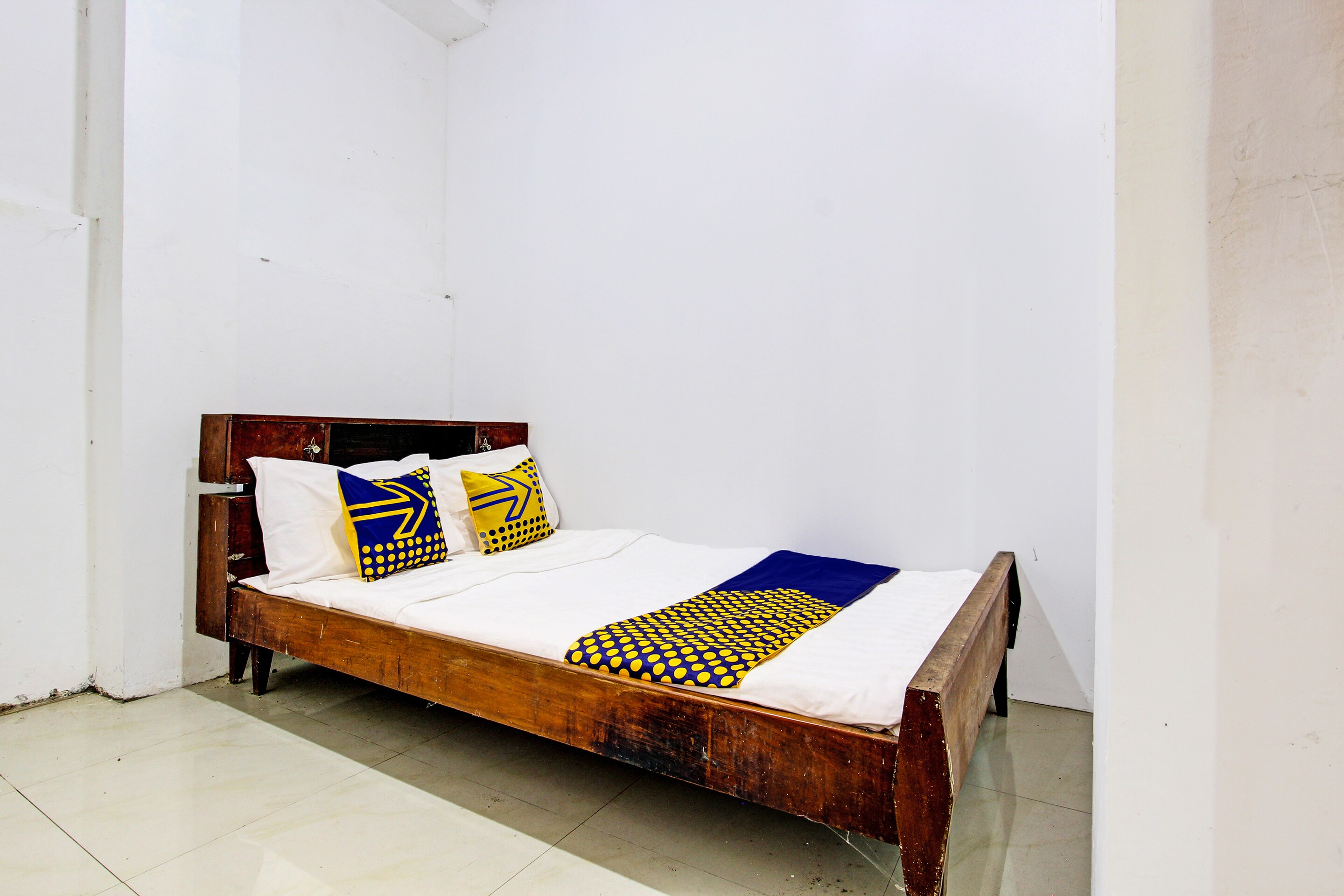 Hotel O Adinda Kost - Tap to explore photos