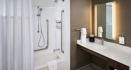 Staybridge Suites NIAGARA-ON-THE-LAKE, an IHG hotel Room Type - 1 Queen Studio Suite Mobility Accessible Tub