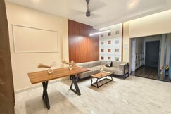 Maple Leaf Homestay TV Center