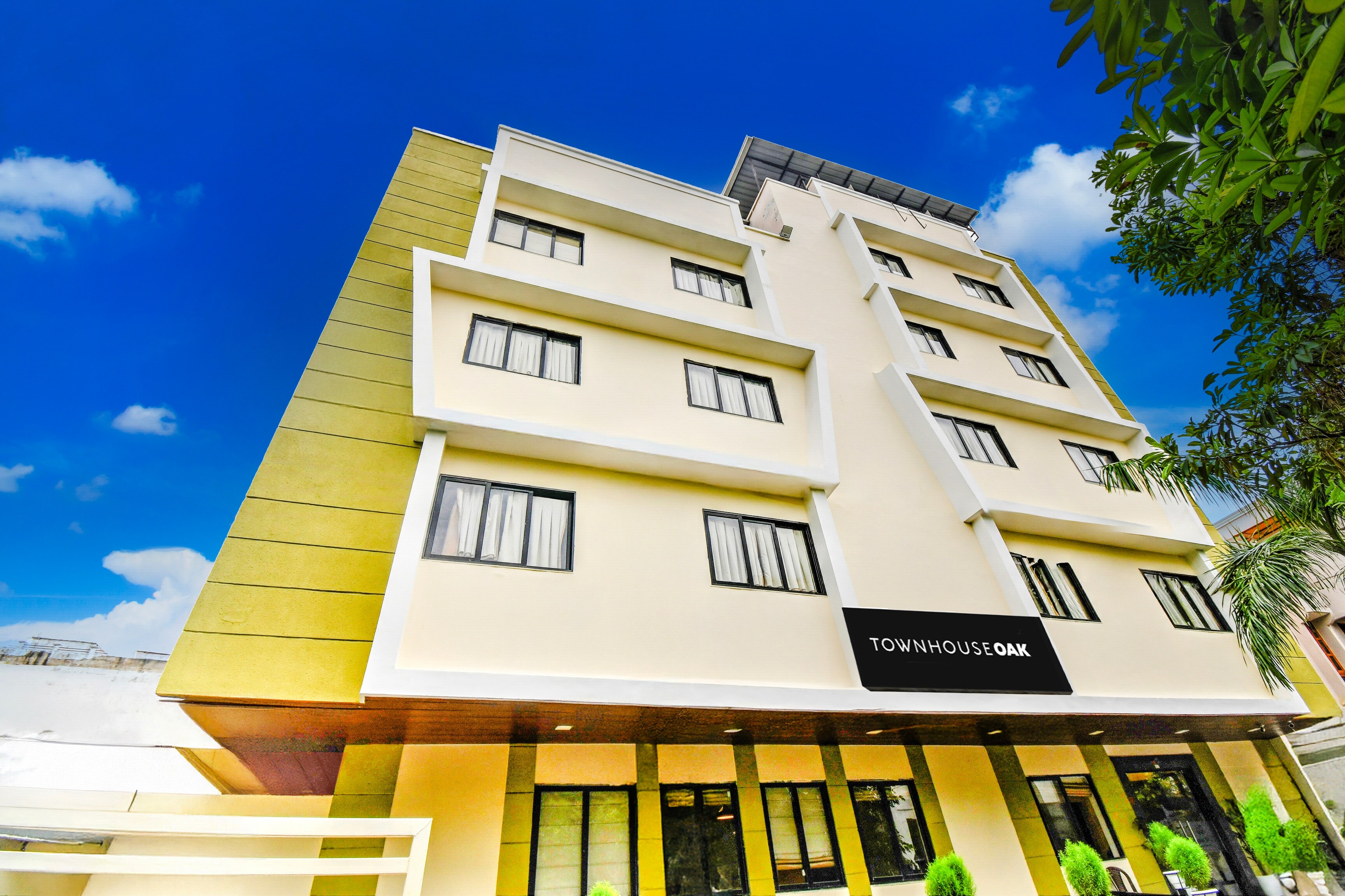 Super Townhouse OAK Hotel Naman Studio - Tap to explore photos