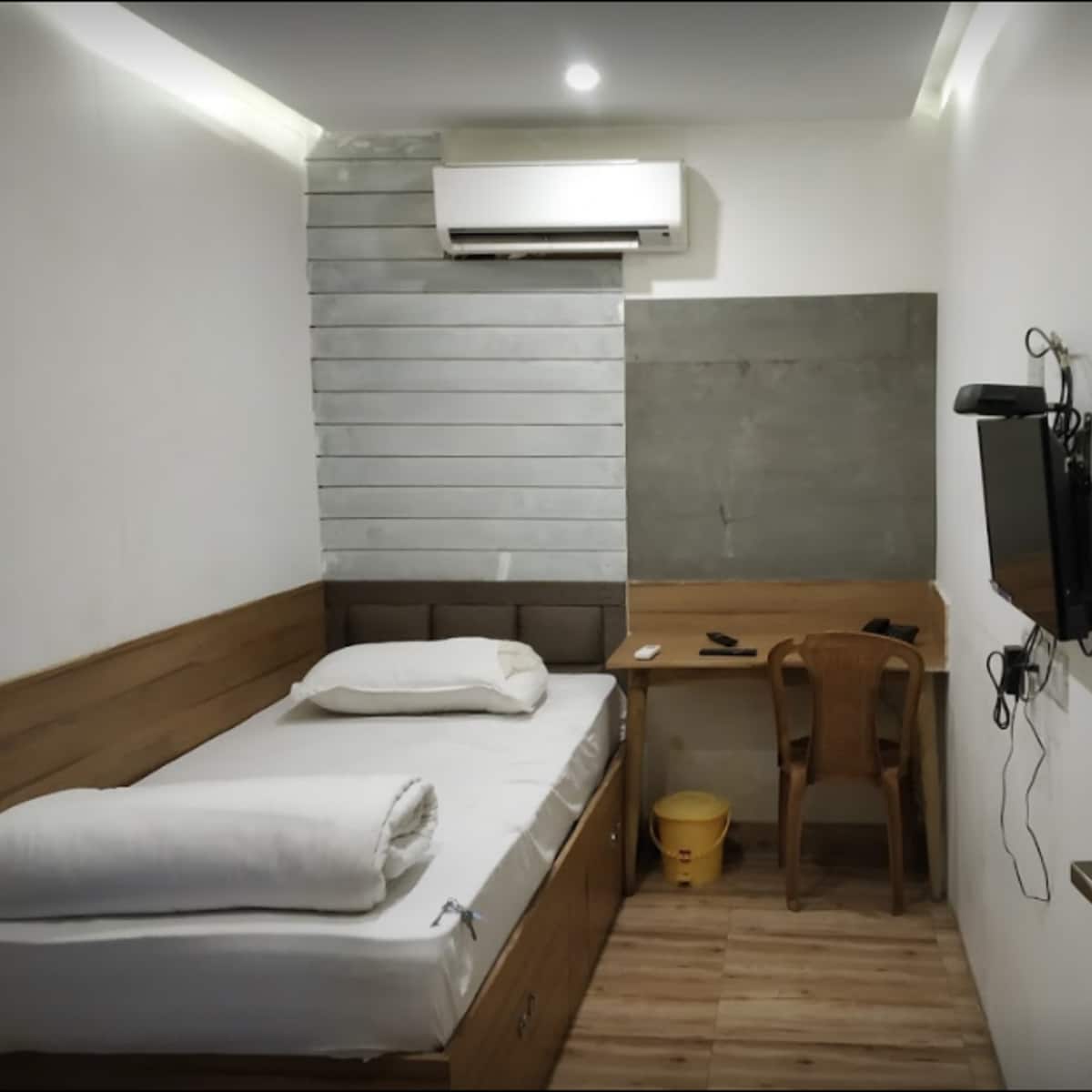Capsule Pod Hotel - Tap to explore photos