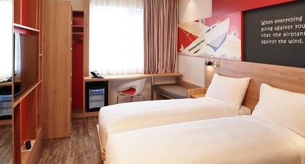 ibis Saigon Airport Room Type - Standard Room with Twin Beds