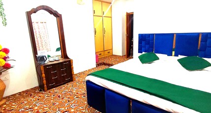 THE CLOVER INN Room Type - Bedroom R