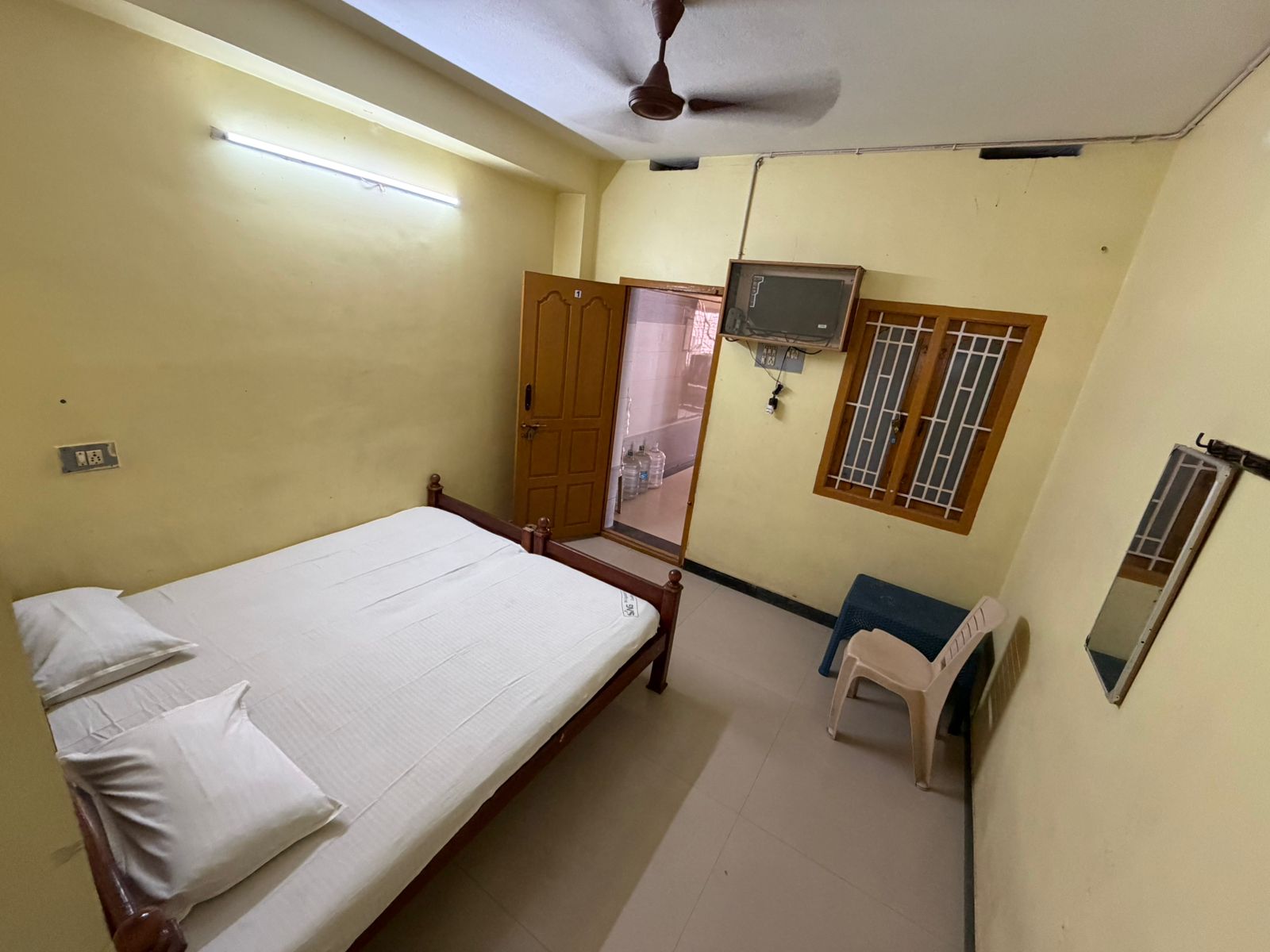 SRI MURUGAN COTTAGE - Tap to explore photos
