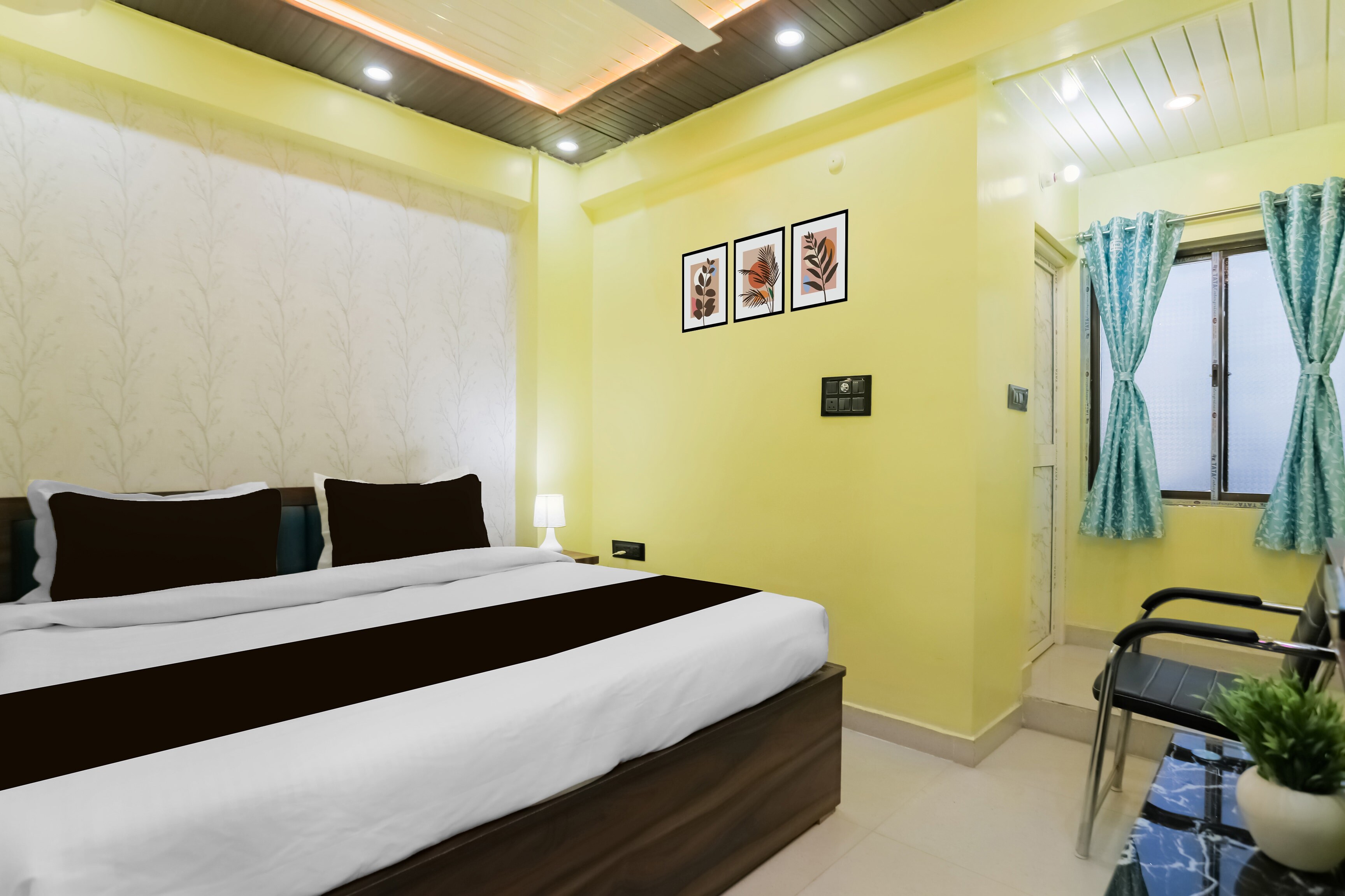 Hotel O by OYO Silk Premium - Tap to explore photos