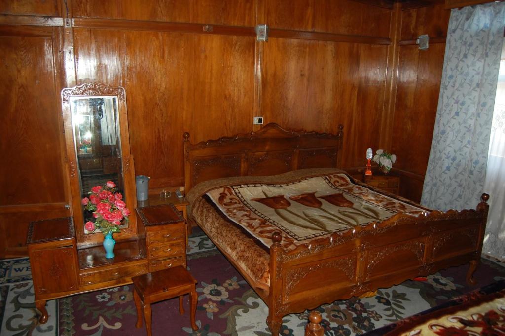 House boat New Chez Henry - Tap to explore photos