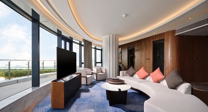 HUALUXE Nanjing Yangtze River Room Type - 1 King 1 Bdrm Ste Balcony River Vw