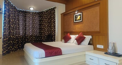 Quick Sort Residency Room Type - Deluxe King Room with Balcony