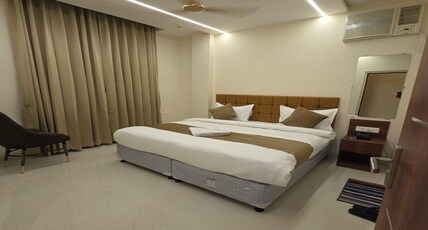 Sarvagya Inn Room Type - Deluxe King Room