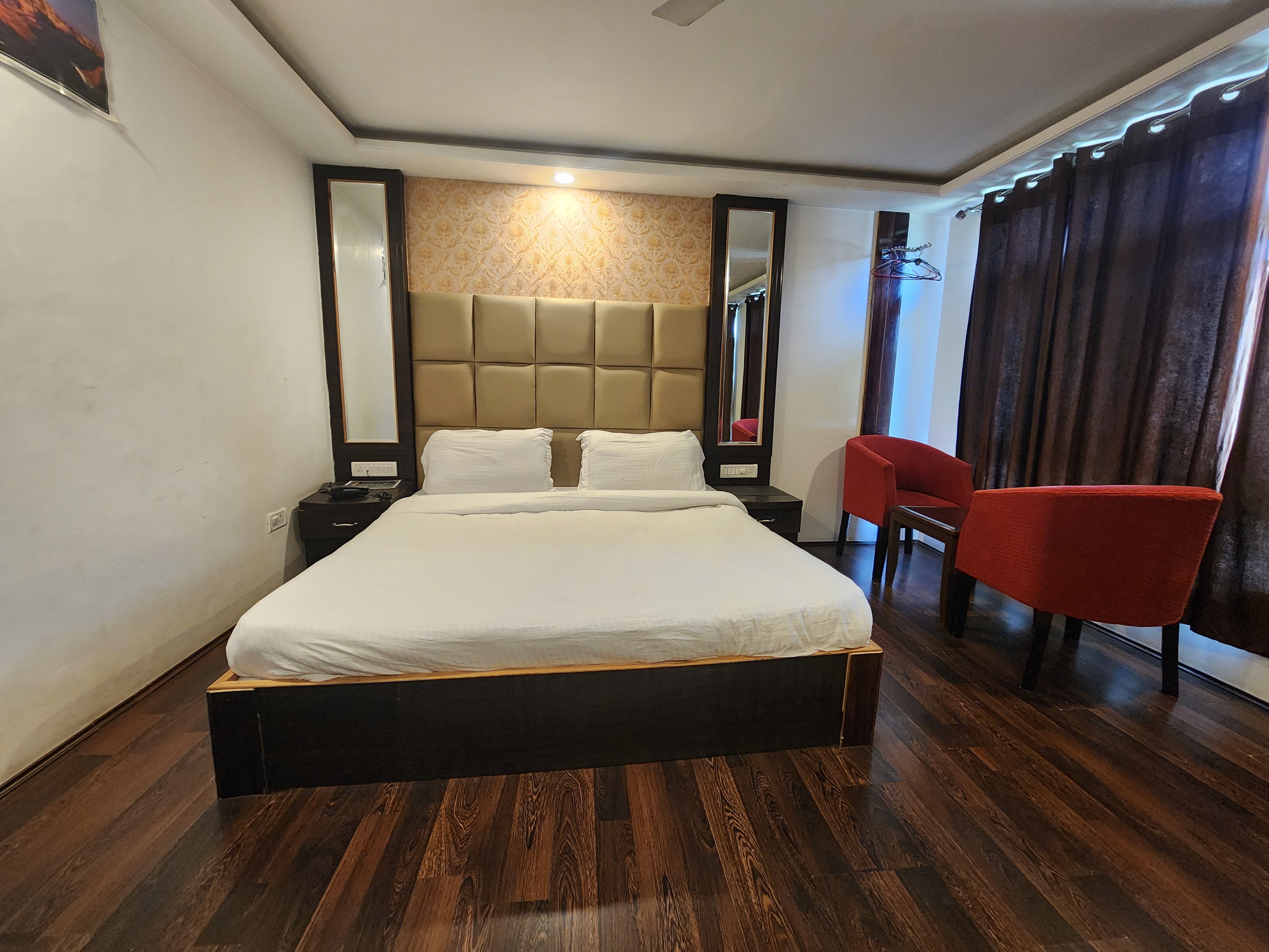 Hotel De Apple (5mins Drive to Dal Lake) - Tap to explore photos