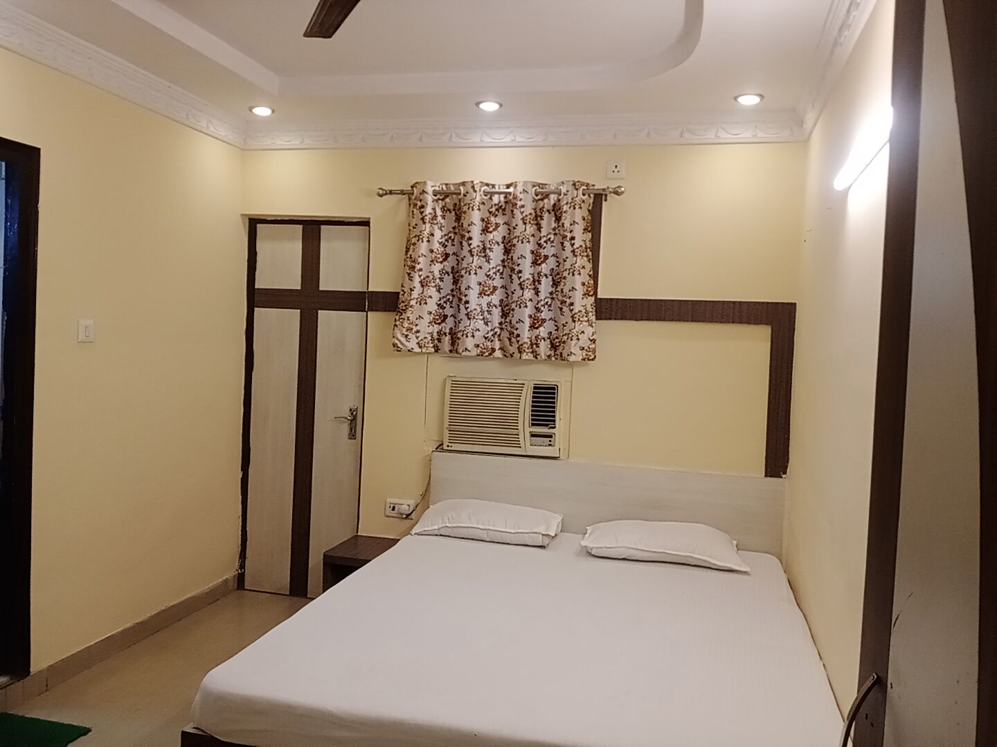 Hari Dham Guest House - Tap to explore photos